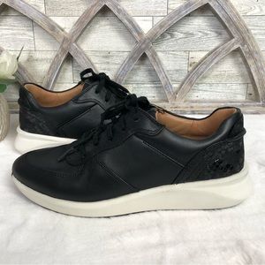 Clarks Unstructured  black Leather Sneakers woman’s size 6.5 W